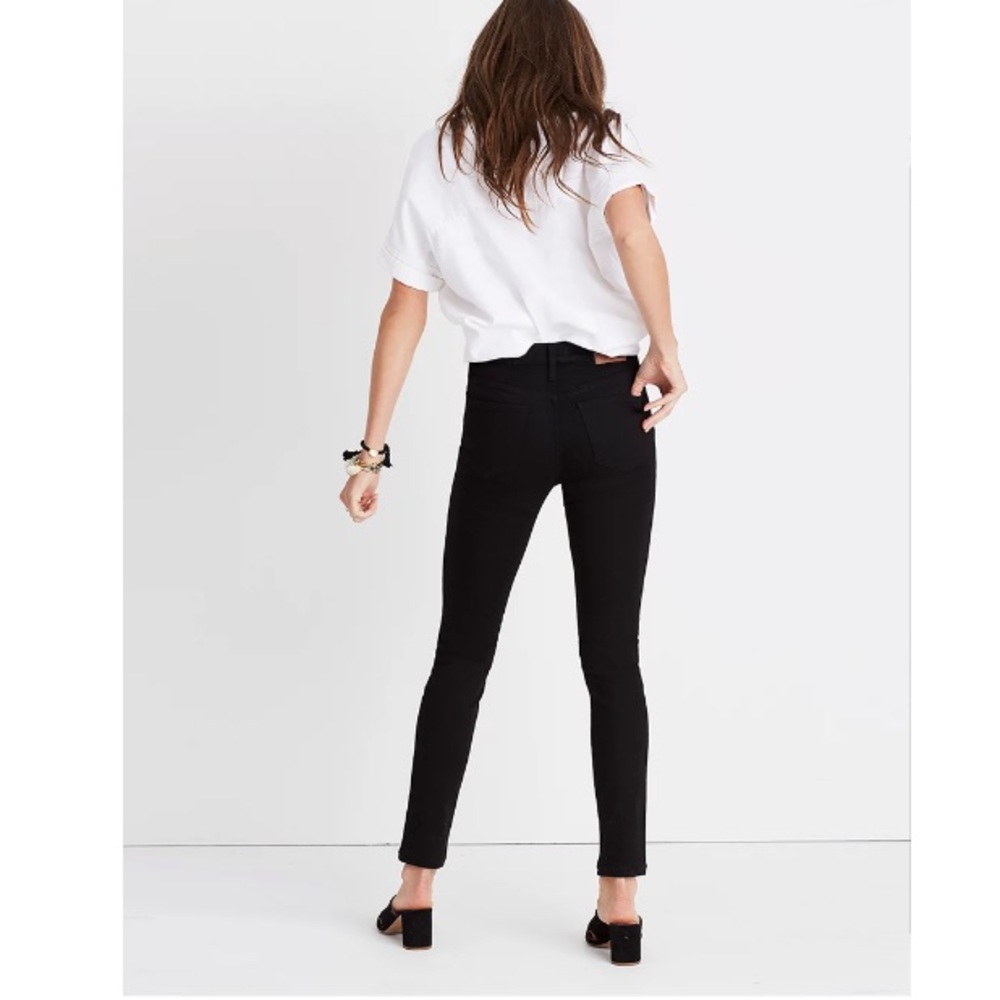 NWT 9" Mid-Rise Skinny Jeans in ISKO Stay Black™